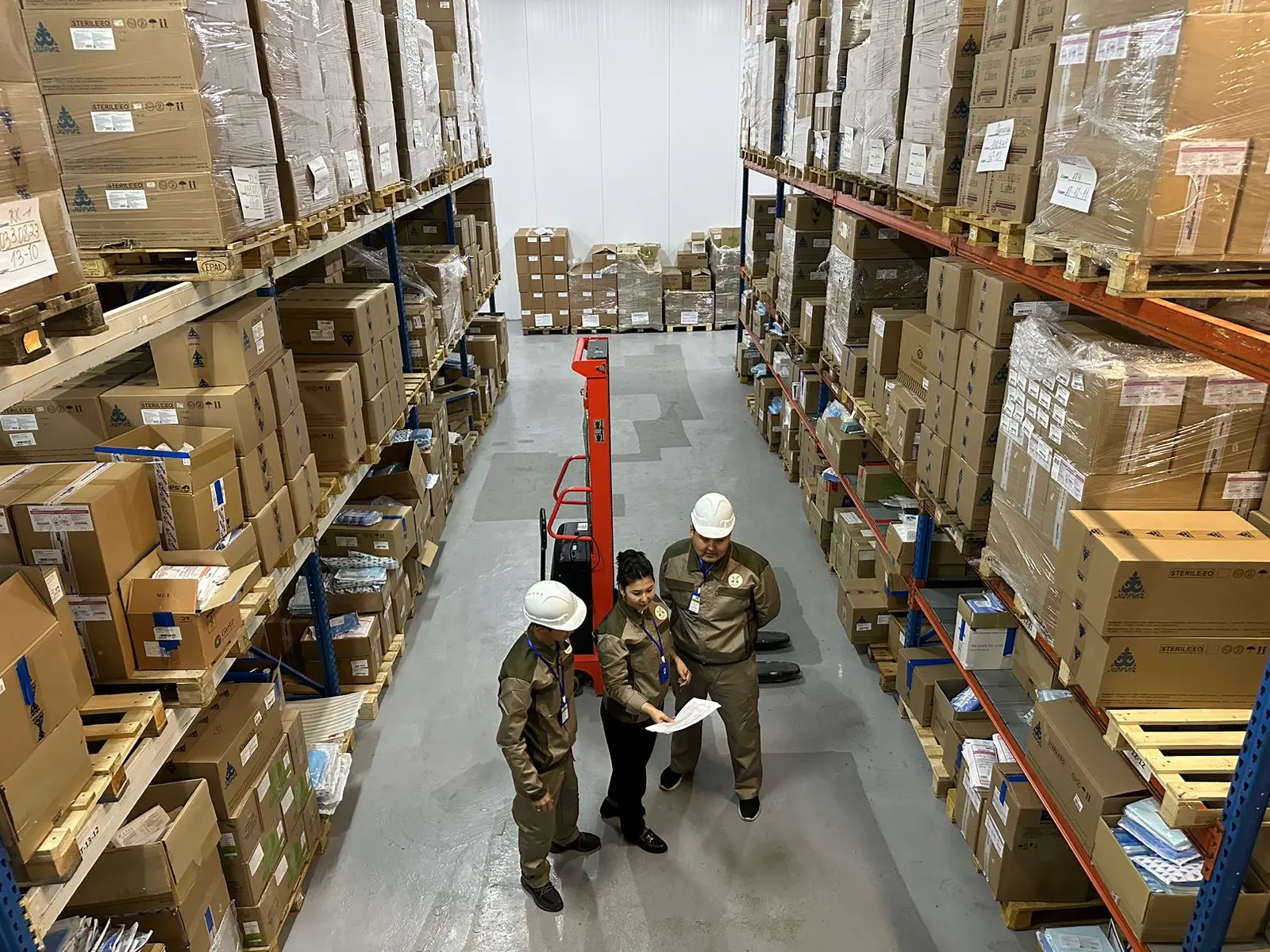 Склад AZA DAMU — стеллажи